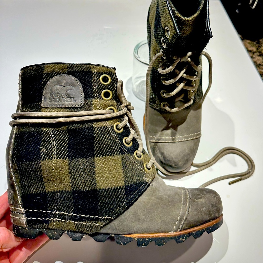 SOREL WEDGE BOOT, size 8 , olive and black plaid, 3 inch heel